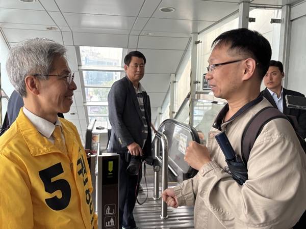 ▲ 2일 오전 구의역에서 시민과 대화하는 권영국 후보. 사진=윤유경 기자.