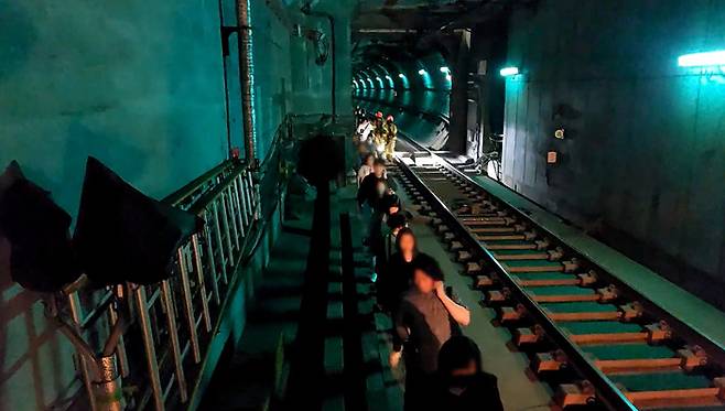 지난달 31일 서울지하철 5호선 열차 안에서 방화로 인해 승객들이 지하 터널을 통해 대피하는 사건이 발생했다. 사진은 화재로 인해 대피하는 승객들의 모습. [영등포소방서 제공. 재판매 및 DB 금지]