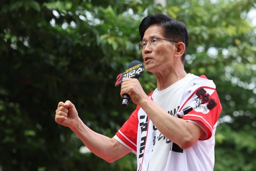 김문수 국민의힘 대선 후보가 지난 1일 서울 서대문구 신촌역에서 열린 집중유세에서 지지를 호소하고 있다. [사진 출처 = 공동취재]