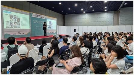 이지웹피아의 배정홍 대표가 제21회 한국수입박람회  글로벌 유통세미나에서 해외 인플루언서 활동 및 동향에 대해 설명하고 있다. [사진제공 = 이지웹피아]