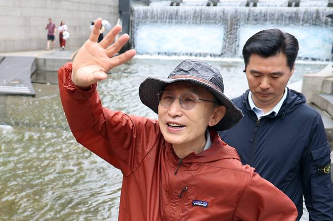 이명박 전 대통령이 청계천 복원 20주년을 맞아 2일 서울 종로구 청계천을 산책하며 시민들과 인사하고 있다. [사진 출처 = 공동취재단, 연합뉴스]