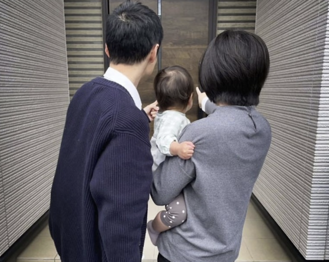 외출하는 A씨와 B씨 부부 그리고 아이의 모습. [사진=교도통신]