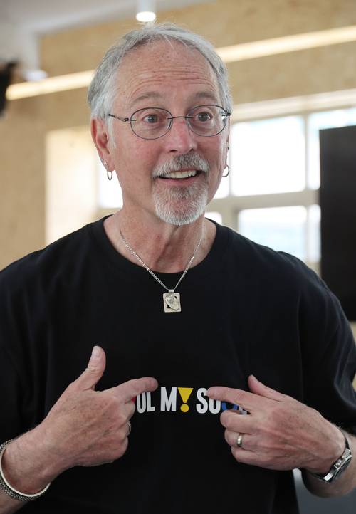 샘 리처드 펜실베니아 주립대 교수가 지난주 건국대에서 서울마이소울 티셔츠를 입고 한국 기술 혁신과 한류에 대해 인터뷰하고 있다. [이승환 기자]