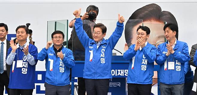 이재명 더불어민주당 대선후보가 2일 서울 강북구 북서울꿈의숲 서문광장에서 유권자들을 향해 지지를 호소하고 있다. 김호영 기자