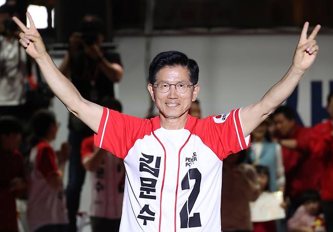 김문수 국민의힘 대선후보가 2일 서울시청 앞 서울광장에서 열린 피날레 유세에서 지지를 호소하고 있다. [사진 출처 = 공동취재단, 연합뉴스]