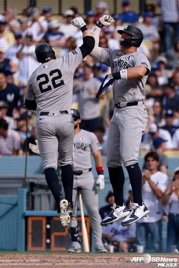 벤 라이스가 홈런을 때린 뒤 애런 저지와 환호하고 있다. 사진(美 로스앤젤레스)=ⓒAFPBBNews = News1