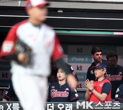 박세웅(오른쪽)이 실점을 한 동생 박세진을 보고 있는 장면. 사진=김재현 기자