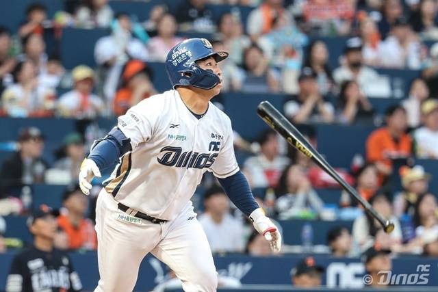 오영수가 1일 한화전에서 역전 결승 만루포를 치고있다. 사진=NC 제공