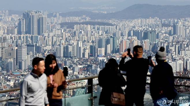 (서울=뉴스1) 장수영 기자 = 21일 오후 서울 남산을 찾은 관광객들이 아파트 단지를 바라보고 있다.   부동산R114에 따르면 오는 3월 서울에서는 성북구 장위동과 광진구 자양동 대단지의 입주가 본격 시작돼 업체 조사 기준 3월 역대 최대치인 5,218가구가 집들이를 한다.  전국적으로는 아파트 58개 단지에서 2만 7,541가구가 입주할 예정이다. 2025.2.21/뉴스1  Copyright (C) 뉴스1. All rights reserved. 무단 전재 및 재배포,  AI학습 이용 금지. /사진=(서울=뉴스1) 장수영 기자