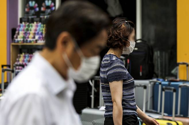 코로나19 재유행으로 인한 환자가 증가했던 지난해 8월22일 서울 중구 명동거리에서 마스크를 쓴 시민들이 이동하고 있다. /사진=뉴시스