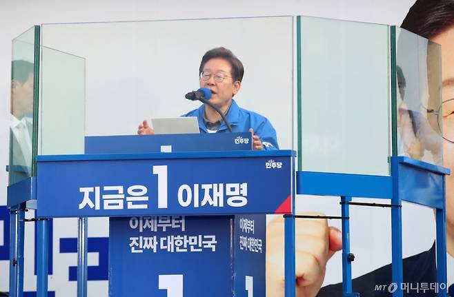 이재명 더불어민주당 대통령 후보가 1일 오후 부산 동구 부산역 광장에서 열린 유세에서 시민들에게 지지를 호소하고 있다. 2025.6.1/사진=뉴스1