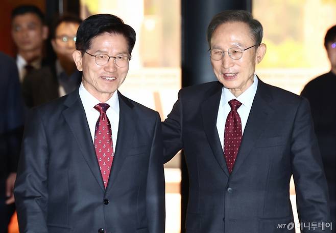 (서울=뉴스1) 김민지 기자 = 김문수 국민의힘 대통령 후보와 이명박 전 대통령이 27일 서울 여의도의 한 호텔에서 회동하고 있다. 2025.5.27/뉴스1  Copyright (C) 뉴스1. All rights reserved. 무단 전재 및 재배포,  AI학습 이용 금지. /사진=(서울=뉴스1) 김민지 기자