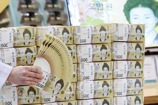 (서울=뉴스1) 민경석 기자 = 기준금리 인하와 유동성 공급 등으로 시중에 풀린 현금이 사상 처음 200조 원 돌파를 눈앞에 두게 됐다. 19일 한국은행에 따르면 지난달 말 화폐발행잔액은 전월 대비 6조 4463억 원 증가한 199조 5982억 원으로, 이 중 5만원권은 금액 기준 89%, 장수 기준 49%를 차지했다. 이날 서울 중구 하나은행 위변조대응센터에서 직원이 5만원권을 펼쳐 보이고 있다. 2025.2.19/뉴스1 Copyright (C) 뉴스1. All rights reserved. 무단 전재 및 재배포, AI학습 이용 금지. /사진=(서울=뉴스1) 민경석 기자