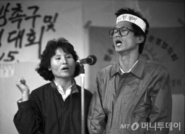 노동운동에 나서는 김문수 국민의힘 대통령 후보와 배우자 설난영 여사의 모습. 박용수 작가 사진 /사진제공=민주화운동기념사업회