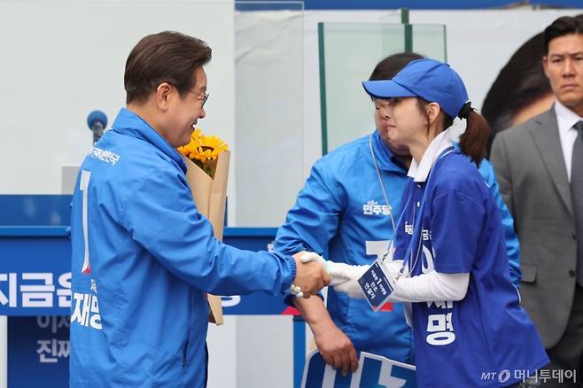 [성남=뉴시스] 권창회 기자 = 이재명 더불어민주당 대선후보가 2일 경기 성남시 야탑역 광장에서 열린 유세에서 꽃다발을 받고 있다. 2025.06.02. kch0523@newsis.com /사진=권창회