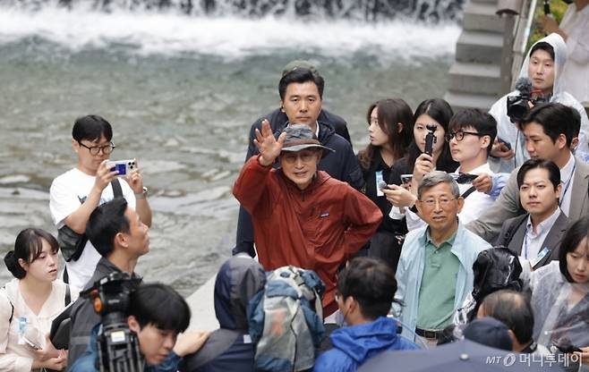 = 제21대 대통령선거를 하루 앞둔 2일 이명박 전 대통령이 서울 종로구 청계천을 산책하며 시민들에게 인사하고 있다. (공동취재) 2025.6.2/뉴스1  Copyright (C) 뉴스1. All rights reserved. 무단 전재 및 재배포,  AI학습 이용 금지.