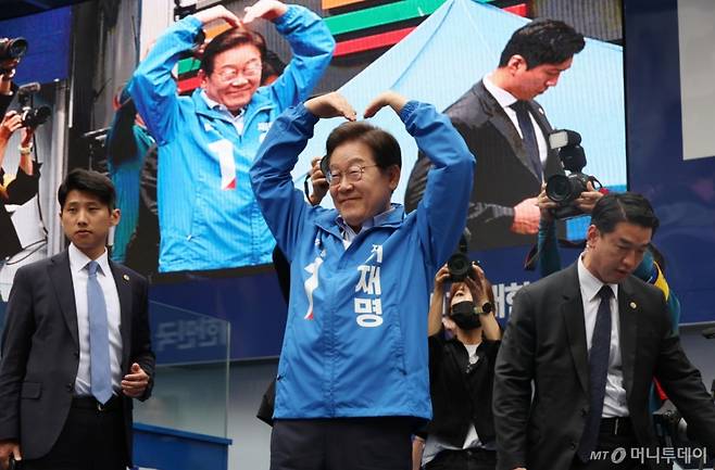 [광명=뉴시스] 고승민 기자 = 이재명 더불어민주당 대선 후보가 2일 경기 광명 철산로데오광장에서 유세를 마친 뒤 인사를 하고 있다. 2025.06.02. kkssmm99@newsis.com /사진=고승민