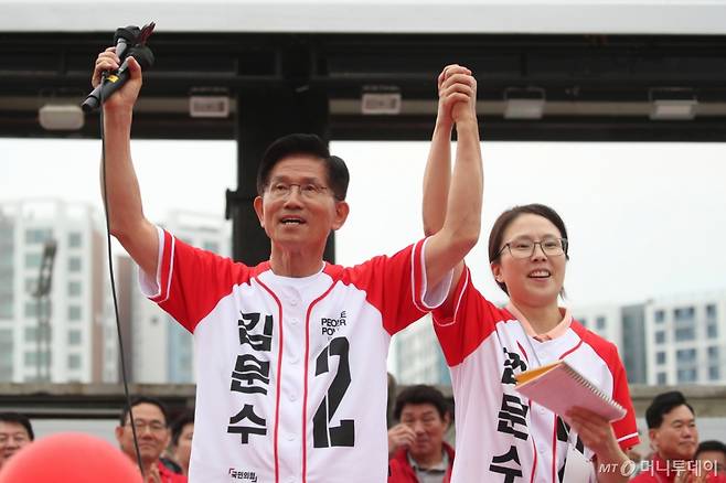 [대구=뉴시스] 김문수 국민의힘 대선 후보가 2일 대구 동구 동대구역 광장에서 열린 집중유세에서 딸 동주 씨와 지지를 호소하고 있다. (공동취재) 2025.06.02.  /사진=이무열