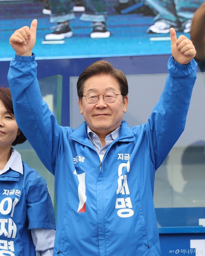 [서울=뉴시스] 권창회 기자 = 이재명 더불어민주당 대선후보가 2일 서울 강서구 마곡나루역 인근에서 열린 유세에서 지지자들에게 인사하고 있다. 2025.06.02. kch0523@newsis.com /사진=권창회