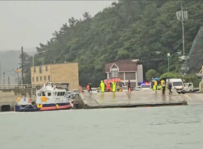 2일 목포해경이 전남 진도항에서 일가족 4명이 탄 승용차가 해상에 추락한 것과 관련해 수색 작업 중이다. /사진제공=목포해경