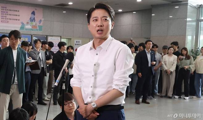 [시흥=뉴시스] 이준석 개혁신당 대선 후보가 2일 오전 경기 시흥시 한국공학대학교 기술혁신파크(TIP)에서 학생들과 점심식사를 하기 전 취재진의 질문에 답변하고 있다. 2025.06.02. /