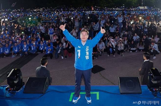 [서울=뉴시스] 조성우 기자 = 이재명 더불어민주당 대선후보가 2일 오후 서울 영등포구 여의도공원 문화의마당에서 열린 집중유세에서 양손을 들어보이고 있다.(공동취재) 2025.06.02. xconfind@newsis.com /사진=