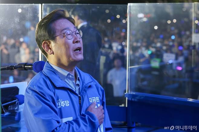 (서울=뉴스1) 안은나 기자 = 이재명 더불어민주당 대통령 후보가 제21대 대통령선거를 하루 앞둔 2일 오후 서울 영등포구 여의도공원에서 열린 마지막 유세에서 애국가를 부르며 국기에 대한 경례를 하고 있다. 2025.6.2/뉴스1  Copyright (C) 뉴스1. All rights reserved. 무단 전재 및 재배포,  AI학습 이용 금지. /사진=(서울=뉴스1) 안은나 기자