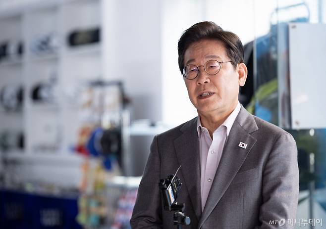이재명 더불어민주당 대통령 후보가 28일 오후 서울 강남구의 한 스튜디오에서 열린  '1400만 개미와 한배 탔어요' 유튜브 라이브를 마친 후 백브리핑을 하고 있다. 2025.5.28/뉴스1  Copyright (C) 뉴스1. All rights reserved. 무단 전재 및 재배포,  AI학습 이용 금지.