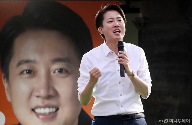 [대구=뉴시스]= 이준석 개혁신당 대선 후보가 2일 대구 수성구 수성못 상화동산에서 열린 집중유세에서 지지를 호소하고 있다. 2025.06.02.