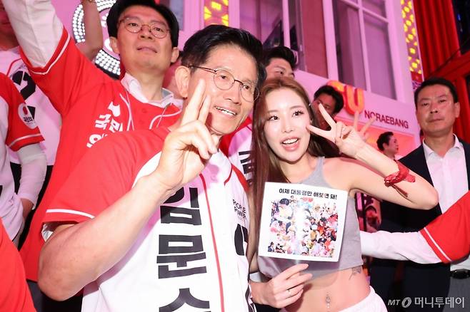 (서울=뉴스1) 김민지 기자 = 김문수 국민의힘 대통령 후보가 2일 서울 마포구 홍대 걷고싶은 거리에서 지지자들과 사진을 찍고 있다. (공동취재) 2025.6.2/뉴스1  Copyright (C) 뉴스1. All rights reserved. 무단 전재 및 재배포,  AI학습 이용 금지. /사진=(서울=뉴스1) 김민지 기자