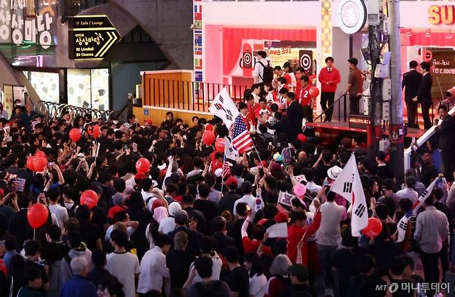 [서울=뉴시스] 권창회 기자 = 김문수 국민의힘 대선 후보가 2일 서울 마포구 KT&G 상상마당 인근에서 거리인사를 하며 시민들과 셀카를 찍고 있다. (공동취재) 2025.06.02. photo@newsis.com /사진=