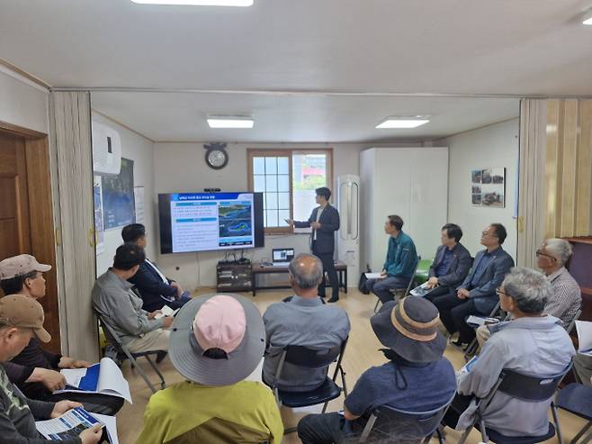 경남도 관계자가 5월29일 남해 미조면 항도마을회관에서 바다숲 조성 관련 주민 설명회를 열고 있다./사진=경남도