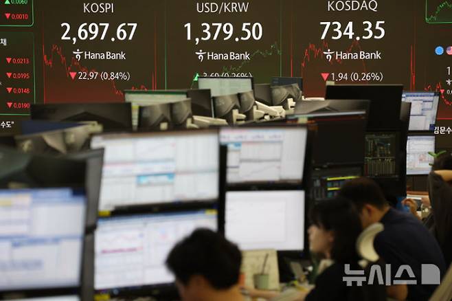 (기사와 무관한 사진)지난달 30일 오후 서울 중구 하나은행 딜링룸에서 딜러들이 업무를 보고 있다./사진=뉴시스