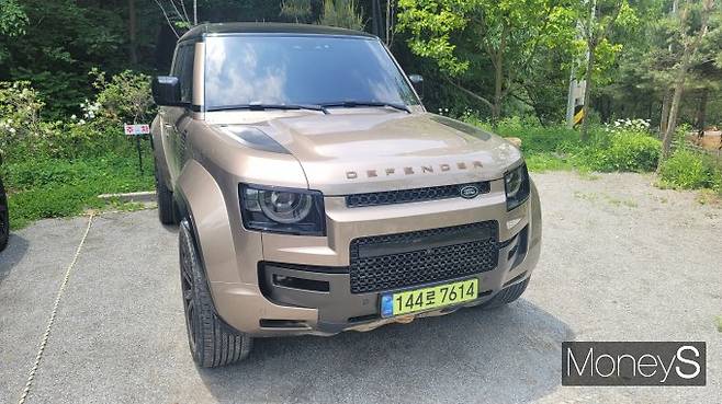 올 뉴 디펜더 OCTA는 강력한 오프로드 성능과 대비된 깔끔한 외모를 지녔다. /사진=김창성 기자