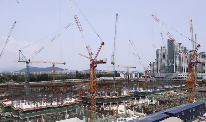 제21대 대통령 선거가 오는 6월3일 치러지는 가운데 건설업계를 중심으로 7월 위기설을 타개할 정책이 요구되고 있다. 사진은 서울 시내의 대형 아파트 건설현장 모습. /사진=뉴시스