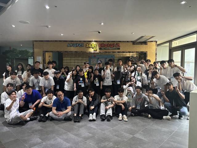 경기도가 최근 진행한 발달장애인 부모휴식 지원 캠프 참가자들이 기념촬영을 하고 있다. 경기도청 제공