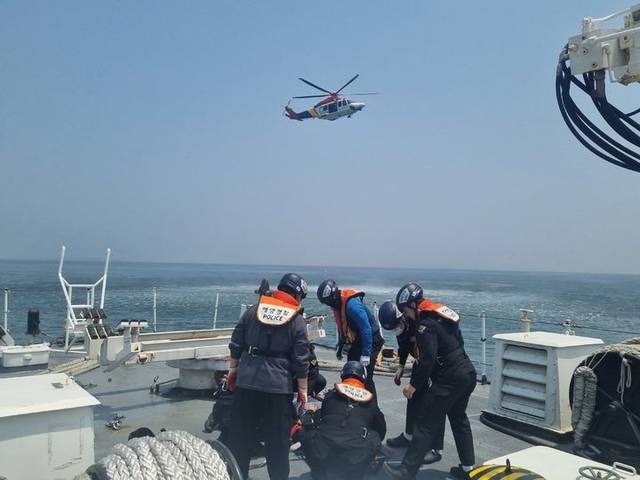 평택해경이 1일 오후 가로림만 바다에 떠 있던 낚싯배에서 의식을 잃고 쓰러진 A씨 헬기 이송을 준비하고 있다. 평택해양경찰서 제공