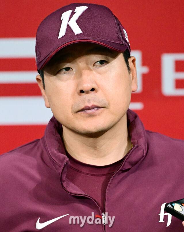 1일 오후 서울 고척스카이돔에서 진행된 '2025 프로야구 KBO리그' 두산-키움의 경기. 경기 전 키움 홍원기 감독이 취재진과 인터뷰를 하고 있다./고척 = 곽경훈 기자
