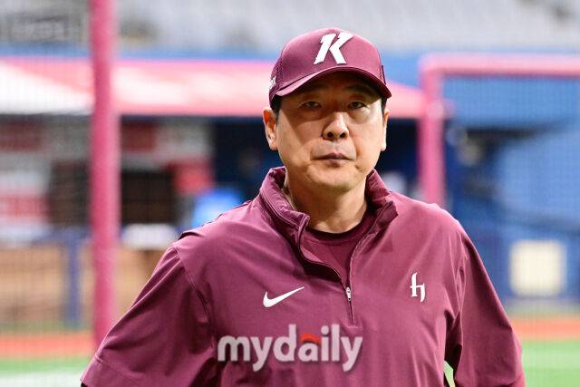 1일 오후 서울 고척스카이돔에서 진행된 '2025 프로야구 KBO리그' 두산-키움의 경기. 경기 전 키움 홍원기 감독이 선수들의 훈련을 지켜보고 있다./고척 = 곽경훈 기자