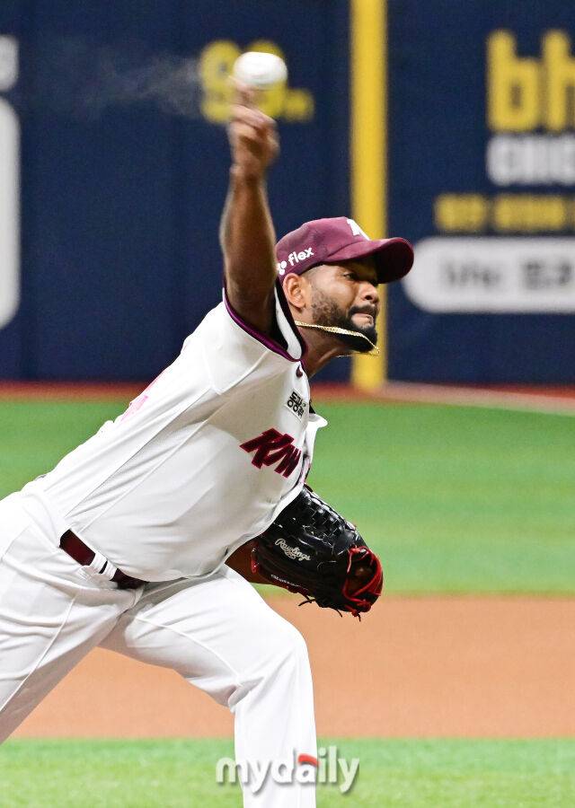 키움 선발 알칸트라가 힘찬 역투를 펼치고 있다.