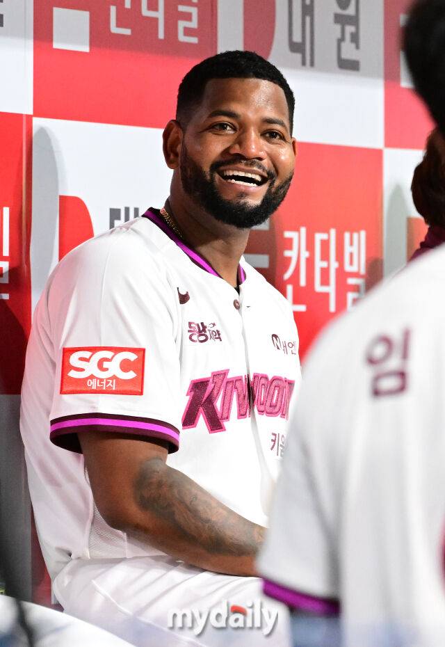 5이닝 무실점을 기록한 알칸트라가 더그아웃에서 동료 선수들과 이야기를 나누고 있다.