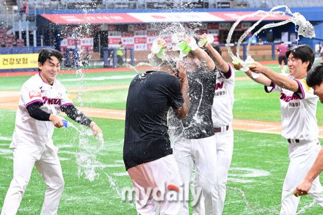 키움에서 첫 승리를 기록한 알칸타라가 동료들의 축하 물세례를 받고 있다.