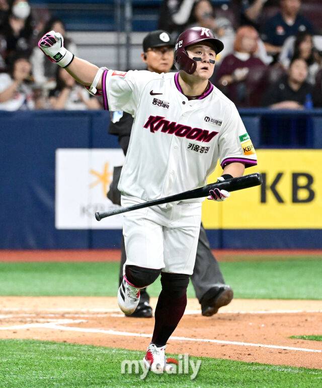 2025년 4월 23일 오후 서울 고척스카이돔에 진행된 '2025 신한 SOL뱅크 KBO 리그' 두산 베어스와 키움 히어로즈의 경기. 키움 최주환이 4회말 무사 1루서 2점 홈런을 친 뒤 기뻐하고 있다./마이데일리
