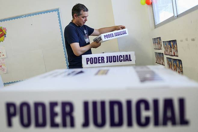 멕시코 판사 선거 시작. [로이터]