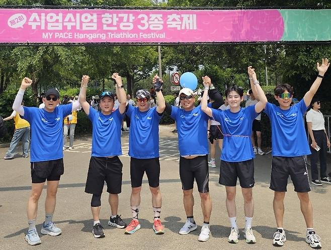 엄기천(왼쪽 세번째) 포스코퓨처엠 사장과 김영화(왼쪽 네번째) 노경협의회 대표가 철인3종 경기의 마지막 종목인 10㎞ 마라톤을 완주하고 직원들과 기념 촬영을 하고 있다. [포스코퓨처엠 제공]