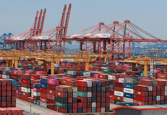부산 항만에 선적돼 있는 수출 컨테이너의 모습 [연합]