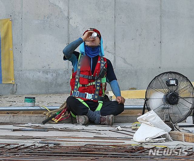 연일 폭염이 이어지는 26일 서울 영등포구 한 건설 현장에서 건설 노동자가 그늘에서 휴식을 취하고 있다. [뉴시스]