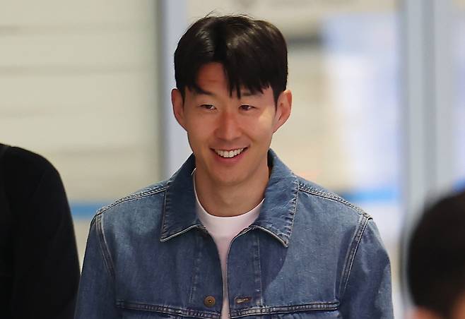 유럽축구연맹(UEFA) 유로파리그(UEL) 정상에 오르며 생애 첫 트로피를 들어 올린 손흥민이 지난달 27일 인천국제공항 제2터미널을 통해 입국하며 미소를 보이고 있다. [연합]