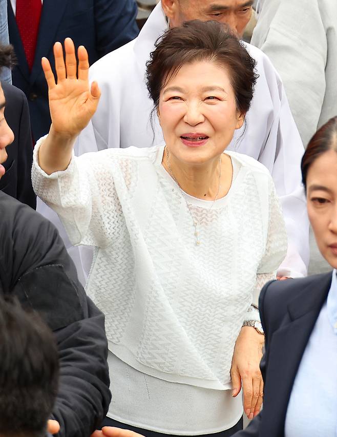 박근혜 전 대통령이 대선을 하루 앞둔 2일 오전 부산 금정구 범어사를 찾아 지지자들에게 인사하고 있다. 박근혜 전 대통령은 이날 부산·울산·경남(PK) 지역에서 공개 일정을 소화했다. <연합>