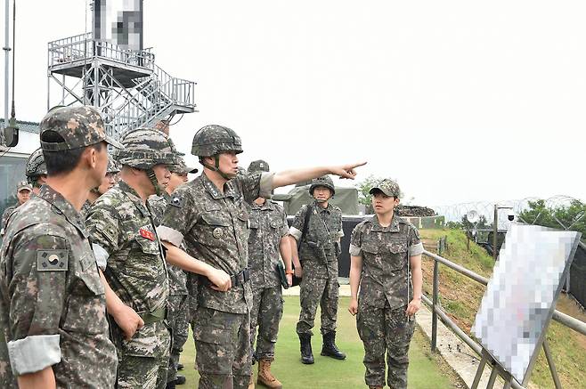 김명수 합참의장이 2일 1방공여단 방공진지에서 작전지도를 하고 있다. [사진=합참 제공]